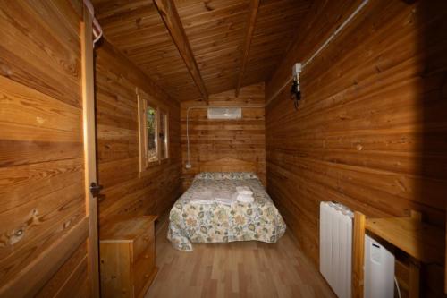 Dormitorio con cama de matrimonio en Las Taneas - Alojamiento en plena sierra del Sefura