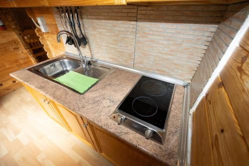 Cocina de la cabaña totalmente preparada para dar todas las comodidades - Alojamiento turístico de calidad